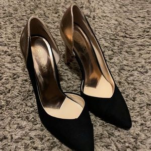 Black and gold close toe heels.